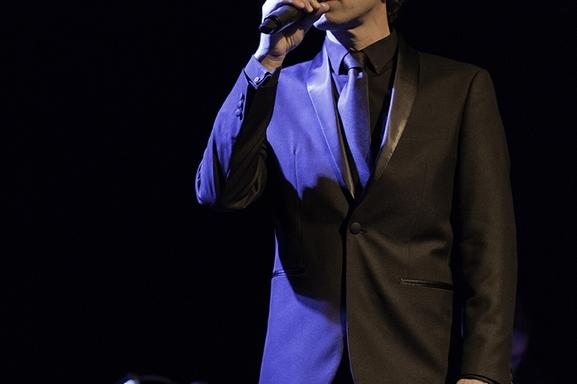 “J’roule, j'déroule, j’enroule”, le nouvel album coloré et enjoué de NAHEL le comédien, chanteur ingénieux