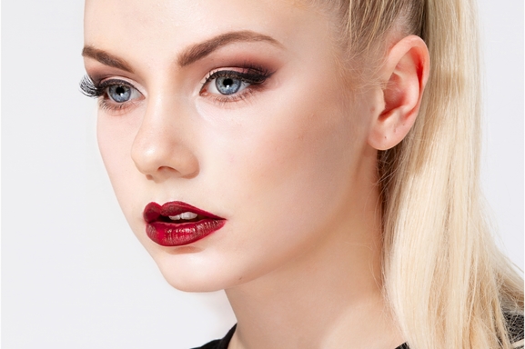 Le Conservatoire du Maquillage vous forme et vous apprend le métier de maquilleur professionnel, que vous soyez débutant ou expert, assistez gratuitement à un cours grâce à Casting.fr.