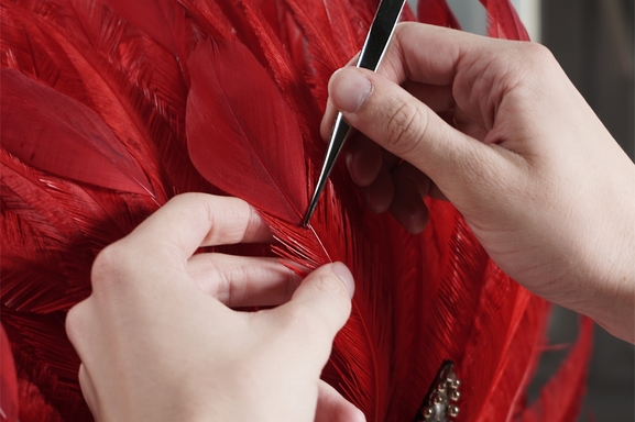 L’incontournable Moulin Rouge rouvre ses portes en septembre 2021. On vous invite dans l'un des cabarets les plus célèbres au monde!