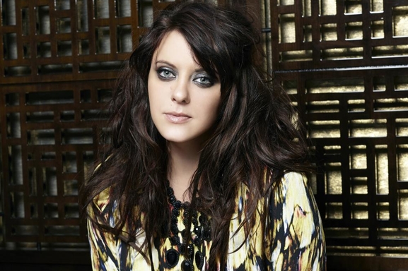 Aurélie Cabrel présente son nouvel album: A la même chaîne!