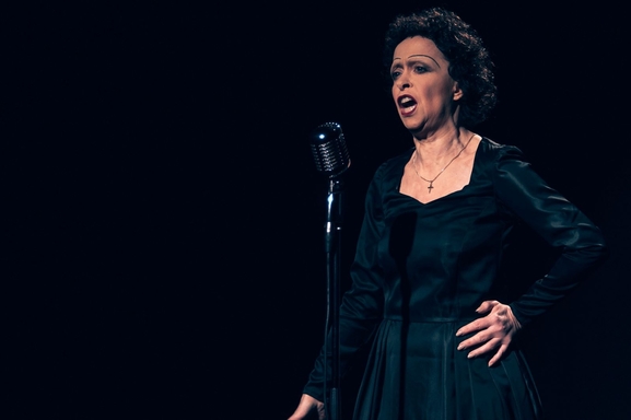 “Édith Piaf, je me fous du passé ”, le spectacle musical hommage à Édith Piaf écrit par Victor Guéroult.  Touchant et émouvant, voici un voyage dans le monde d'Edith Piaf...