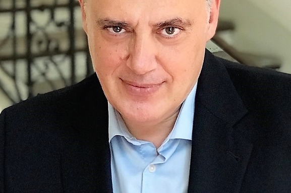 Rencontrez Laurent Rochut, l’épaule sur laquelle peuvent se reposer les compagnies de théâtre avignonnaises.