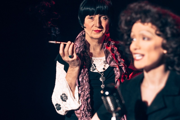 “Édith Piaf, je me fous du passé ”, le spectacle musical hommage à Édith Piaf écrit par Victor Guéroult.  Touchant et émouvant, voici un voyage dans le monde d'Edith Piaf...