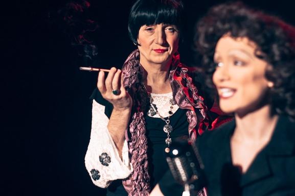 “Édith Piaf, je me fous du passé ”, le spectacle musical hommage à Édith Piaf écrit par Victor Guéroult.  Touchant et émouvant, voici un voyage dans le monde d'Edith Piaf...