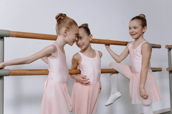 Vous pouvez devenir danseur professionnel et en faire votre profession. Comment ? Voici de quoi définir votre projet et surtout vous indiquer les multiples chemins artistiques possible pour démarrer. 