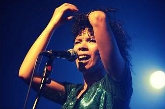 Découvrez la nouvelle sensation brésilienne : Flavia Coelho !