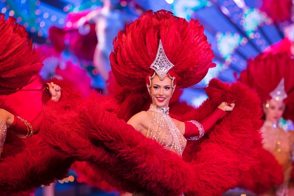 L’incontournable Moulin Rouge rouvre ses portes en septembre 2021. On vous invite dans l'un des cabarets les plus célèbres au monde!
