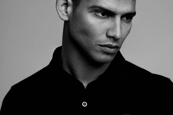 Rencontre avec "Chams", Popping freestyle danseur, actuellement au Paradis Latin aux côtés d'Iris Mittenaere. On a repéré un talent rare !