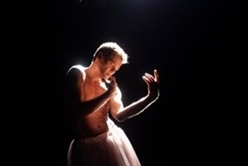 Mauvaise petite fille blonde de Pierre Notte, une pièce investie, un manifeste  contre l'injustice. La pièce se joue actuellement au Théâtre La Flèche à Paris!