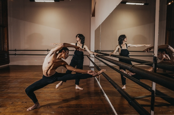 Vous pouvez devenir danseur professionnel et en faire votre profession. Comment ? Voici de quoi définir votre projet et surtout vous indiquer les multiples chemins artistiques possible pour démarrer. 