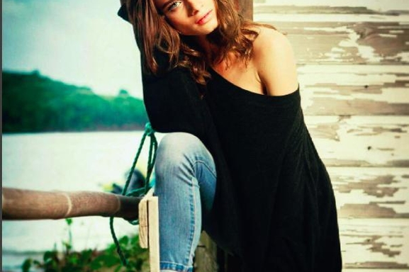 A peine 19 ans et déjà célèbre grâce a sa beauté mais pas que ! Focus sur http://www.casting.fr/Ionamarre