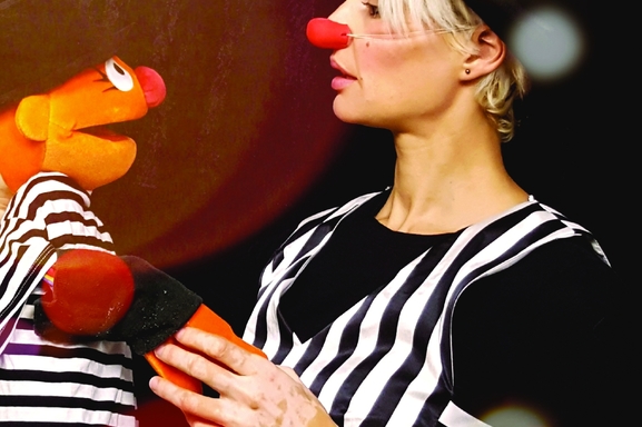 Cirque aérien, magie et marionnettes découvrez l’univers merveilleux du spectacle, Charlie Poppins de Débora Roquebrune.