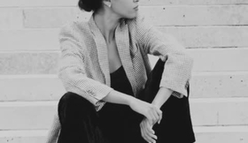 Sara AEF — Présence caméra | Mode & Fiction