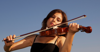 Casting femme violoniste de tout âge pour tournage clip musical au Parc Astérix
