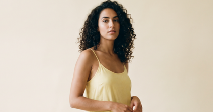 Casting femme entre 20 et 25 ans brune aux cheveux bouclés pour figuration dans shooting photo pour un artiste musical français