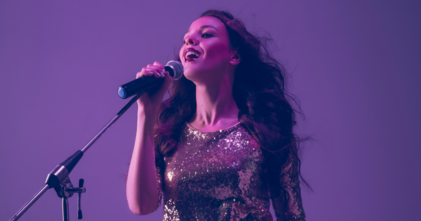 Casting chanteuse professionnelle pour séances de chant collectif avec un public sénior