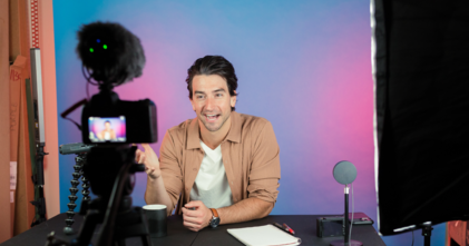 Casting homme et femme créateur de contenu UGC pour tournage vidéo réseaux sociaux finance