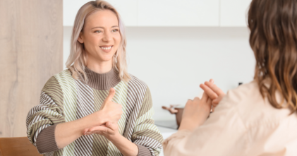 Casting homme ou femme parlant la langue des signes pour silhouette dans série Canal + avec Kad Merad