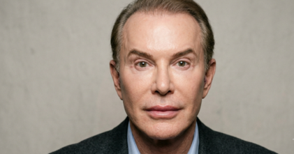 Casting figurant homme avec de la chirurgie esthétique sur le visage pour une série médicale sur une plateforme