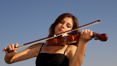 Casting femme violoniste de tout âge pour tournage clip musical au Parc Astérix