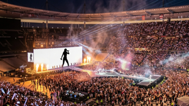 Casting homme et femme entre 30 et 50 ans pour figuration dans visuels projetés au Stade France lors du concert d'une chanteuse française de renommée internationale