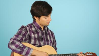 Casting guitariste de tout âge pour tournage sketch show Chamouxland de Camille Chamoux