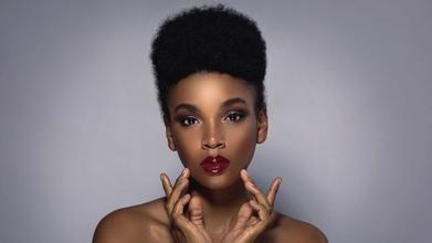 Casting modèle typé afro pour représenter une marque de cosmétiques