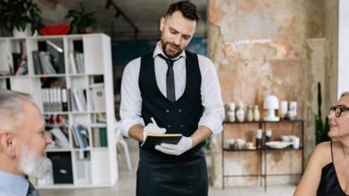 Casting homme et femme serveur ou serveuse entre 20 et 55 ans pour figuration dans film avec Noémie Merlant