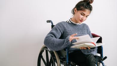 Casting homme et femme en situation de handicap visible pour tournage vidéo documentaire