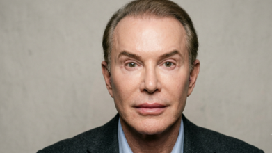 Casting figurant homme avec de la chirurgie esthétique sur le visage pour une série médicale sur une plateforme