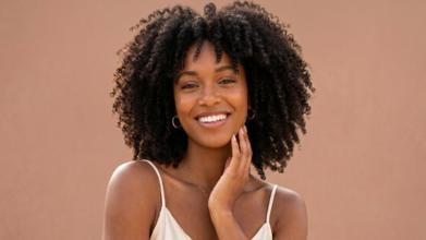 Casting comédienne avec les cheveux crépus pour campagne publicitaire cosmétique