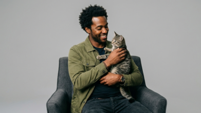 Casting homme typé afro avec chat pour publicité marque de croquettes