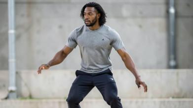 Casting homme sachant jongler avec un ballon pour doublure dans publicité