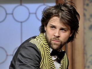 Arthur Jugnot, le fils de? Pas si facile! En interview on découvre un homme passioné et travailleur pour qui tout n'a pas été si facile...