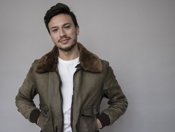 Kéo brillant chanteur, interprète du titre “Get up” ôde à la positivité nous parle de son parcours dans l’industrie musicale