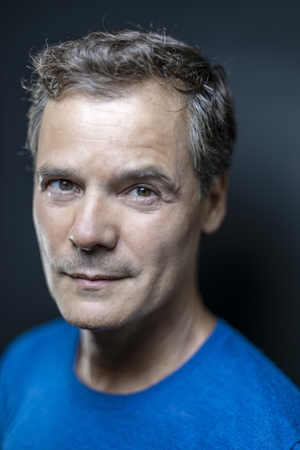 Le talentueux comédien Antonio Interlandi vous raconte tout sur son rôle original dans "Mauvaise petite fille blonde"