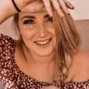 Suivie par près de 300 000 followers sur TikTok, Axelle Thays est une chanteuse à suivre de très près. Énergique, volontaire, audacieuse et talentueuse, elle a récemment quitté son travail pour se lancer à 100% dans sa passion : la musique. Elle nous raco