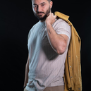 Guney, comédien, a tout abandonné pour se consacrer pleinement à sa passion