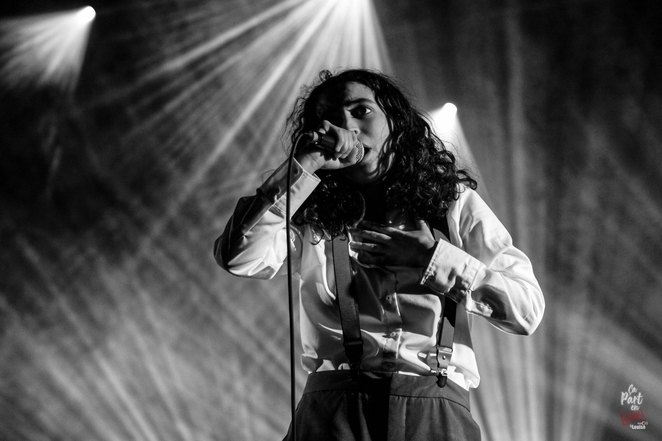 Chanteuse atypique, Sahra22 nous entraîne dans son univers dynamique et nous livre les clefs de son succès naissant ! 