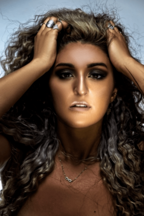 Devenir chanteuse et parolière, notre artiste VIP Sendaboutella l'a fait : elle nous raconte comment.  